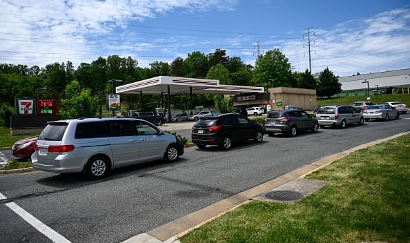 Los autos hacen fila para cargar gasolina en una de las pocas estaciones que permanecen abiertas en una estación 7 Eleven en Woodbridge, Virginia.
<br>
<br>Expertos de GasBuddy atribuyen en parte esta subida de los precios a la recuperación económica que vive el país después del impacto de la pandemia. 
<br>