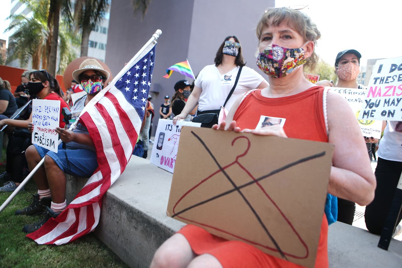 Manifestantes también salieron a las calles de Los Ángeles. Biden le lleva una ventaja importante a Trump con las votantes mujeres, de acuerdo a 
<a href="https://cawp.rutgers.edu/presidential-poll-tracking-2020" target="_blank">encuestas</a> recientes.