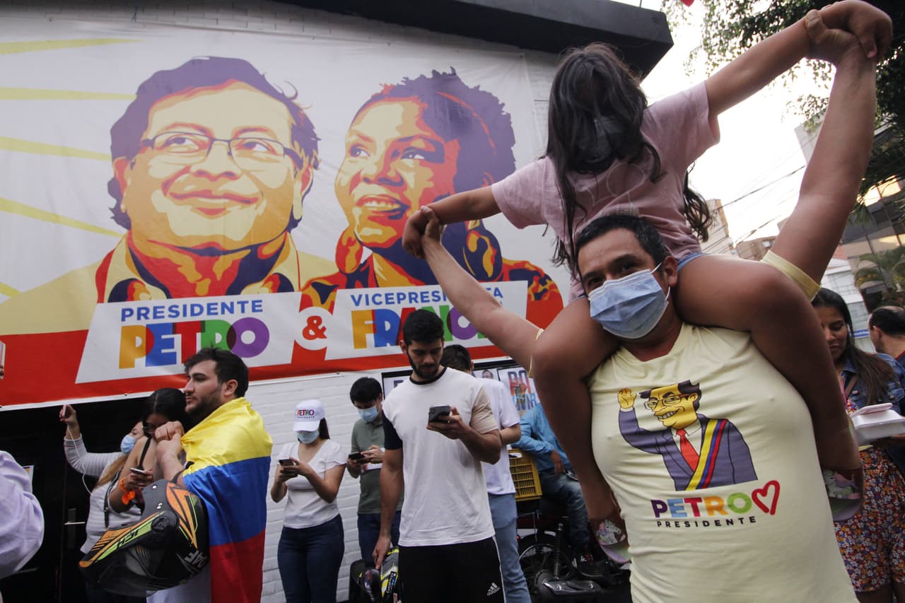 Petro, con un discurso populista y en contra de las élites, buscaría aumentar los impuestos a los más adinerados y plantea ampliar las garantías sociales que da el Estado a la población con educación pública gratuita desde la infancia hasta la universidad, empleo con un salario básico a quienes no lo encuentren y aumento de los subsidios.