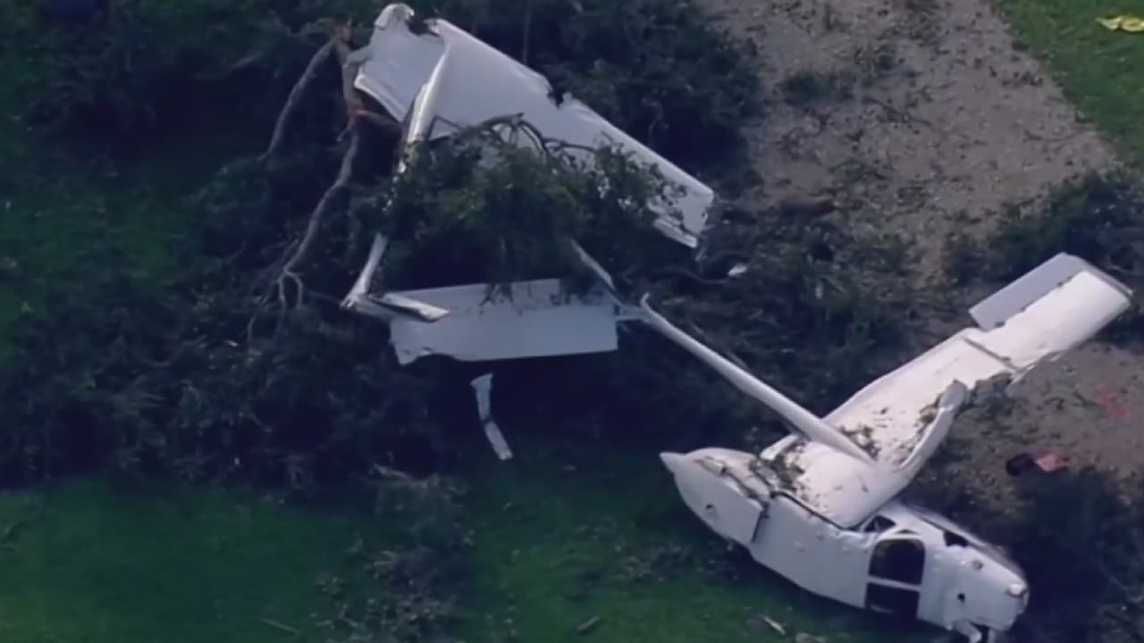 El momento en que una avioneta se estrella frente a una casa: los cuatro ocupantes sobrevivieron
