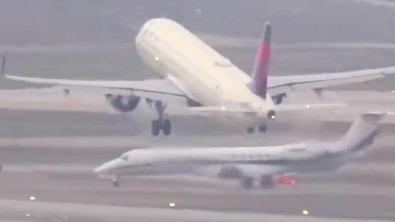 La FAA investiga maniobra peligrosa con dos aviones a punto de chocar en el Aeropuerto Internacional de Los Ángeles