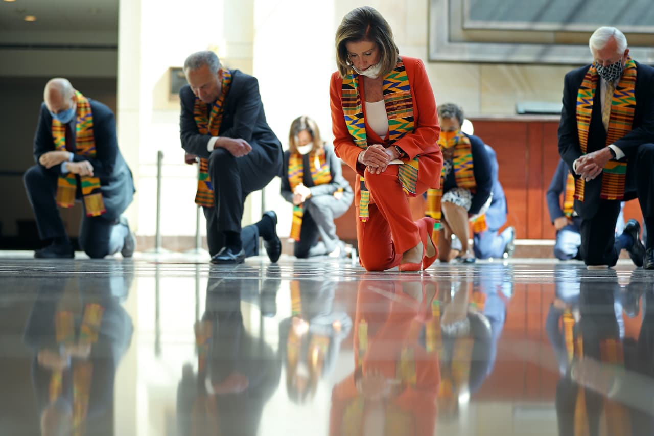 <b>De rodillas en el Capitolio en honor a George Floyd (3 de junio).</b> Representantes y senadores demócratas guardaron silencio durante ocho minutos y 46 segundos de rodillas en el vestíbulo del parlamento en Washington DC. 
<a href="https://www.univision.com/noticias/racismo/george-floyd-suplico-hasta-20-veces-que-no-podia-respirar-segun-las-transcripciones-de-las-camaras-de-la-policia"><u>Fue el tiempo que pasó el policía Derek Chauvin arrodillado sobre el cuello de Floyd</u></a>, causándole la muerte.
