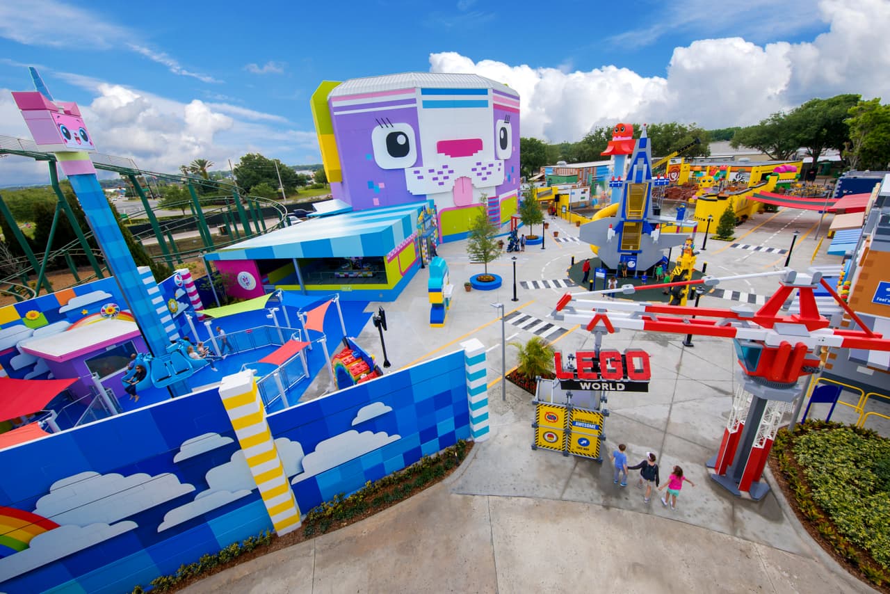 <b>Peppa Pig Theme Park</b>: Un parque temático para niños con seis atracciones y el icónico charco de barro.