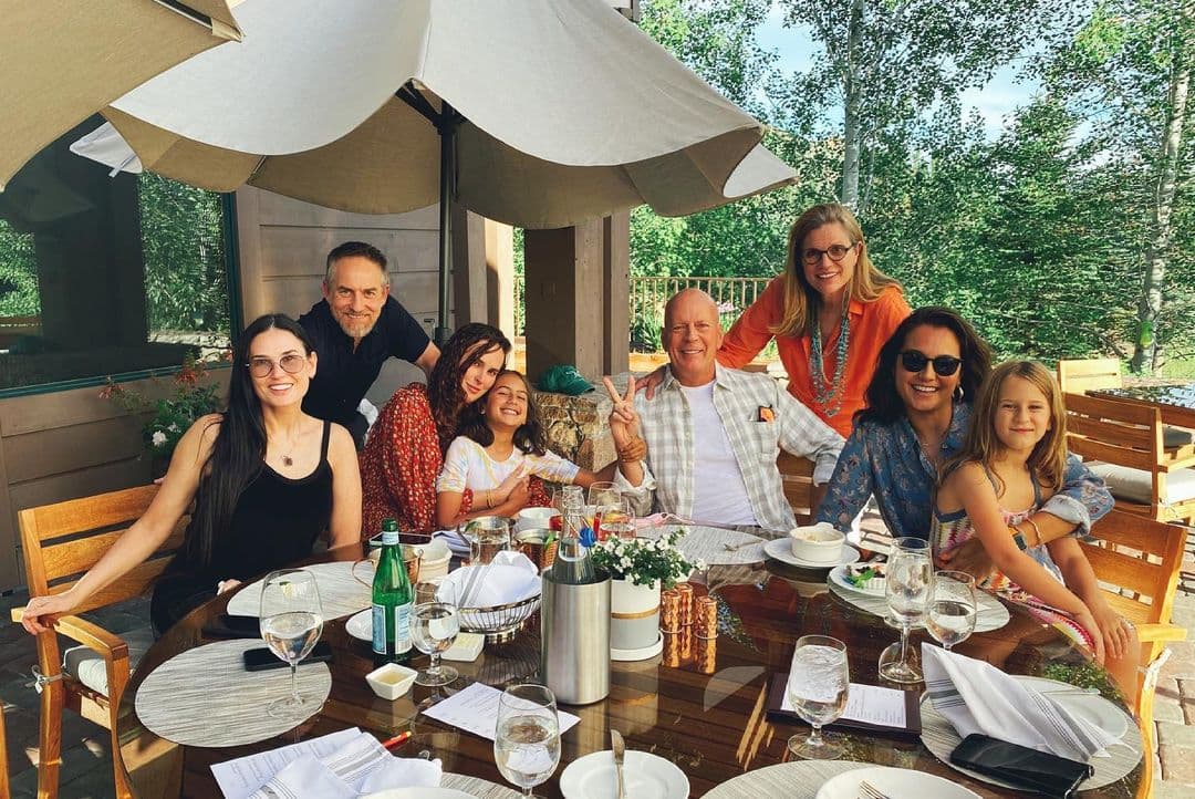 Precisamente sobre la próxima Navidad, la fuente de Radar Online indicó que la familia está tratando de mantenerse fuerte pese al deterioro en la salud de Bruce Willis. 
<br>