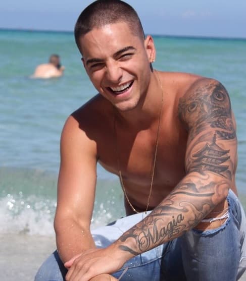 7. FUTBOLERO DE CORAZÓN. Pocos lo saben, pero de no haberse dedicado a la música, Maluma se habría dedicado al fútbol.