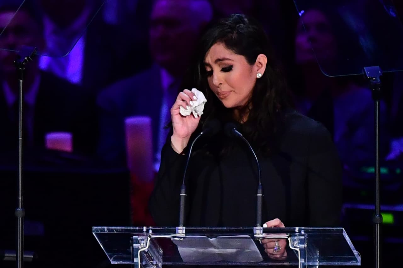 "Esperaba con ansias el día de San Valentín y nuestros aniversarios cada año. Planeaba regalos especiales para cada uno de ellos", una de las emotivas frases que pronunció la viuda de Kobe Bryant, Vanessa. Un concurrido homenaje fue rendido a las víctimas del 
<a href="https://www.univision.com/noticias/estados-unidos/revelan-minutos-finales-del-vuelo-del-helicoptero-que-se-estrello-con-bryant-y-otras-8-personas-a-bordo">accidente de helicóptero donde el basquetbolista murió junto a su hija Gianna y otros siete</a> pasajeros en las colinas de Los Ángeles.
