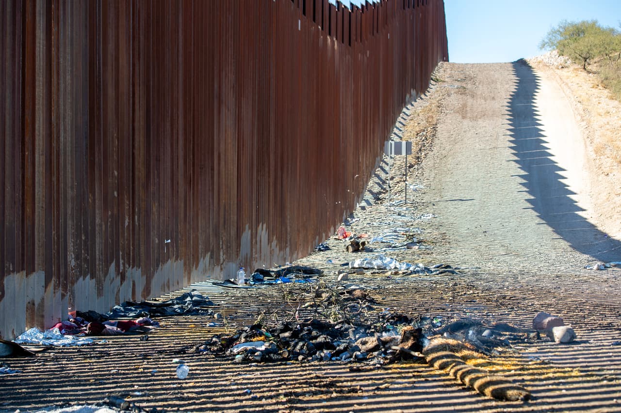 También puede llamar a 
<b>oficinas de médicos forenses locales</b>:
<br>
<br>
<u>California</u>: San Diego County Medical Examiner - (858) 694-2895.
<br>
<br>
<u>Arizona</u>: Pima County Medical Examiner - (520) 724-8600.
<br>
<br>
<u>El Paso</u>: El Paso County Medical Examiner - (915) 532-1447.
<br>
<br>
<u>Laredo</u>, 
<u>Texas</u>, 
<u>Brooks County</u> y Falfurrias, Texas: Webb County Medical Examiner - (956) 722-7054.