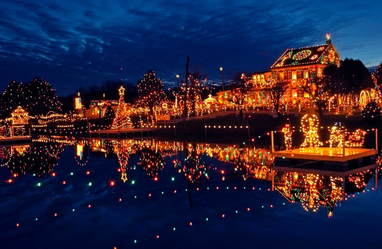<b><a href="https://goo.gl/maps/T6dL1CjQYcWSCPez8" target="_blank">Bernville</a></b>. Koziar's Christmas Village, ubicado en Bernville, es una exhibición navideña reconocida internacionalmente. Display World Magazine la nombró la mejor exhibición al aire libre del mundo. Podrás pasear por el encantador pueblo que está bañado en más de un millón de luces navideñas y cuenta con muchos momentos para tomar fotografías perfectas.