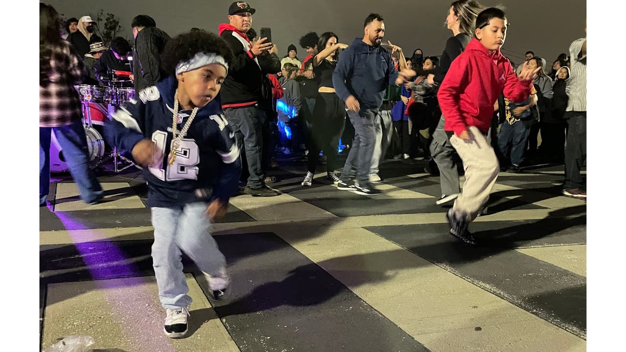 <b>Maverick Colmenero</b> tiene 7 años, no habla español, pero sí 
<b>baila cumbia inspirado por videos que ve en Youtube</b>. Su papá, Juan Colmenero, originario de la Ciudad de México, lleva al pequeño a bailar cumbia sobre el puente.