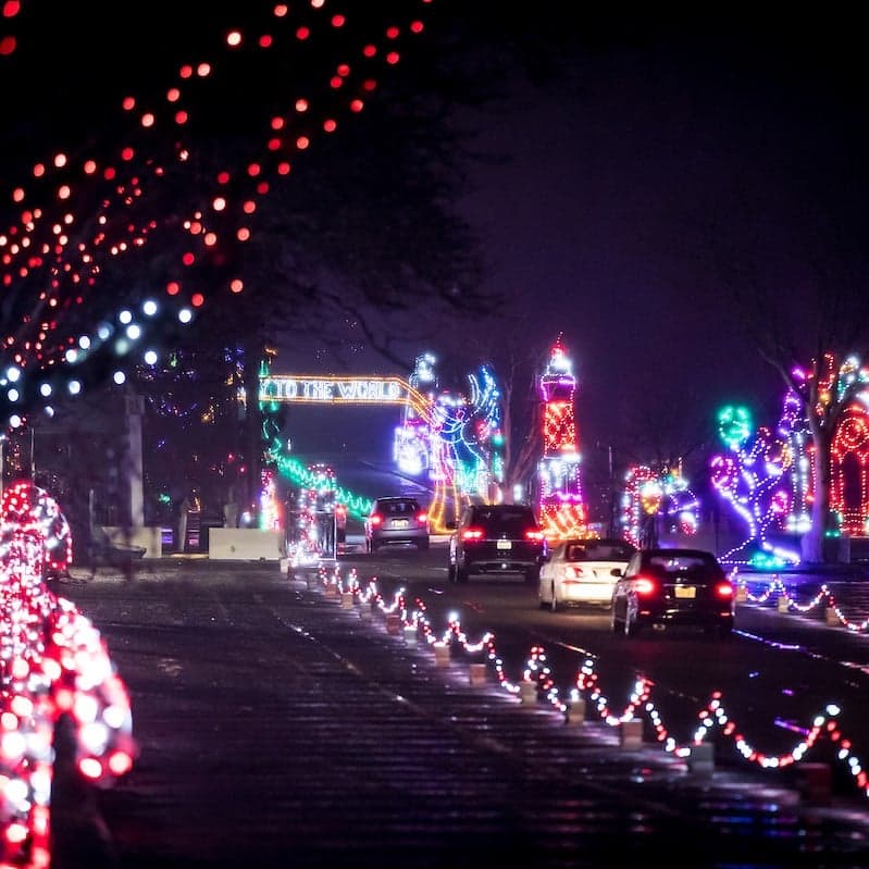 <b>Magic of Lights</b>
<br>
<b>Fechas</b>: 17 de noviembre al 31 de diciembre
<br>
<b>Lugar</b>: Dixie Speedway. 150 Dixie Dr. Woodstock, GA
<br>
<b>Sitio web</b>: 
<a href="https://magicoflights.com/events/dixie-speedway/">https://magicoflights.com/events/dixie-speedway/</a> 
<br>
<br>Disfruta de exhibiciones navideñas clásicas que incluyen Winter Wonderland, 12 Days of Christmas, Reindeer Road y más con más de 2 millones de luces brillantes.