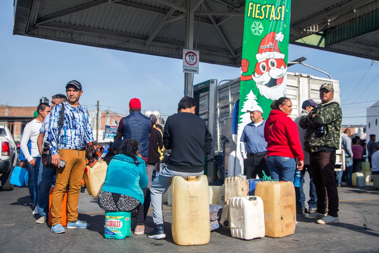 En los estados más afectados, como Guanajuato, Jalisco, Hidalgo, Puebla o Michoacan, los vehículos se agolpan en las pocas gasolineras que quedan abiertas para tratar de llegar a sus puestos de trabajo, llevar a sus hijos a la escuela o ir hospital si fuese necesario. En el caso de Ciudad de México, los problemas están empezando a llegar a la zona sur de la capital, y el nerviosismo se palpa en toda la ciudad.