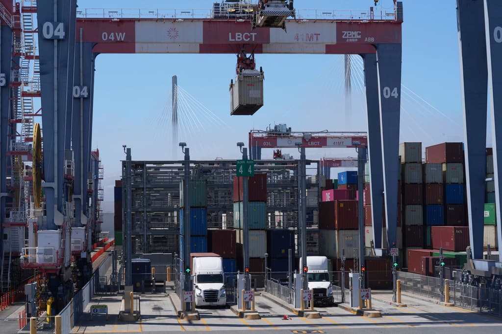 Los mercados respiran tras exenciones arancelarias de EEUU a productos electrónicos, pero Trump dice que es temporal