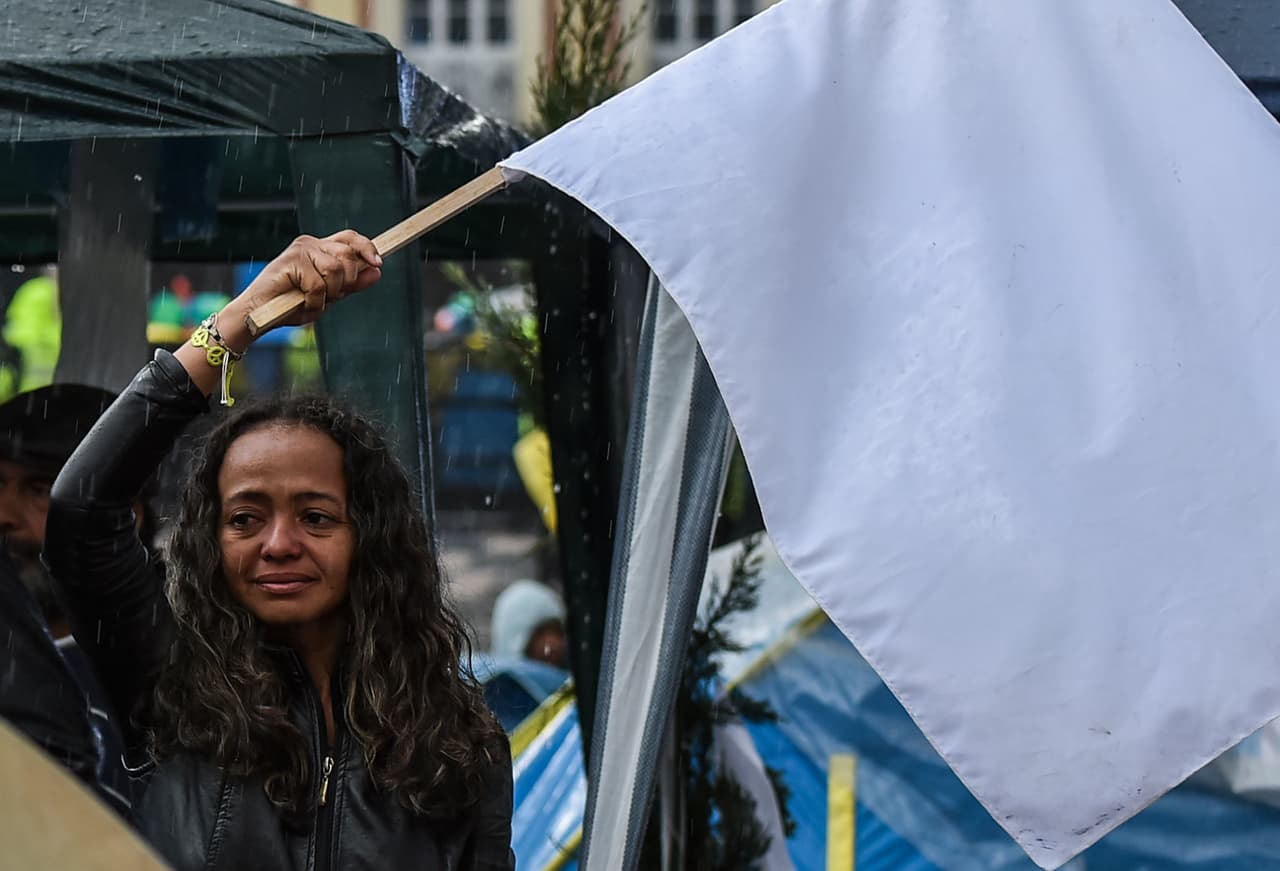 Una manifestante en uno de los campamentos que se montaron en varias ciudades colombianas para exigir la firma de la paz.