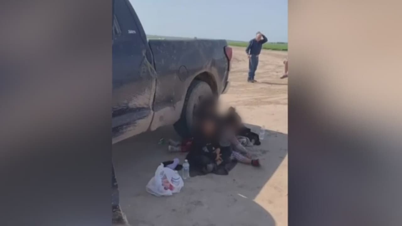 Cinco niñas no acompañadas, entre ellas una bebé de 11 meses de edad, fueron encontradas por agentes de la Oficina de Aduanas y Protección Fronteriza (CBP) en una zona del Valle del Río Grande, en Texas. Las menores tenían números telefónicos escritos. 
<b><a href="https://www.univision.com/noticias/inmigracion/hallan-en-la-frontera-a-cinco-ninas-no-acompanadas" target="_blank">Más información aquí</a></b>.