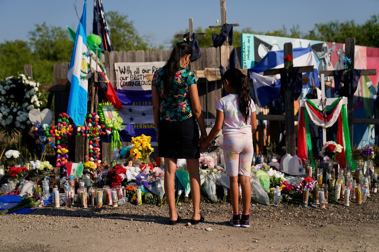 En cuanto a los sobrevivientes de la tragedia, organizaciones han advertido que corren el riesgo de ser deportados. Por ello, cerca de 100 organizaciones enviaron una carta a las autoridades migratorias para solicitar que 
<a href="https://www.univision.com/noticias/inmigracion/organizaciones-american-immigration-council-deportacion-inmigrantes-sobrevivientes-tragedia-san-antonio">no expulsen de Estados Unidos a los heridos cuando salgan del hospital. </a>