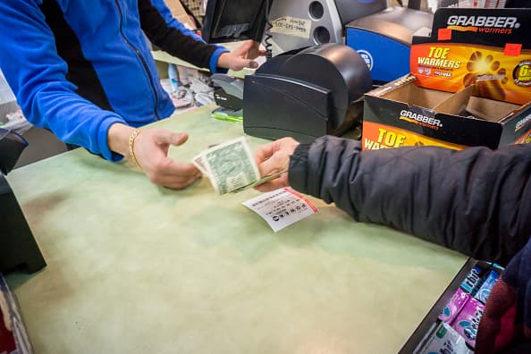 Más de mil millones de dólares en juego de sorteos de Mega Millions y Powerball
