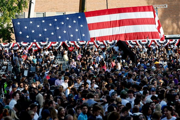 Los seguidores de la vicepresidenta Kamala Harris la esperan en la Universidad Howard a minutos de que dé su discurso tras el anuncio de los resultados.