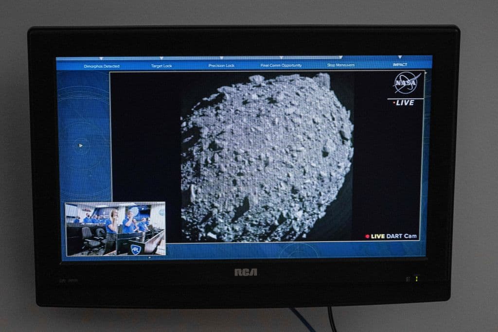 <b><a href="https://www.univision.com/noticias/ciencia/mision-dart-nasa-orbita-asteroide-defender-planeta-asi-fue-el-choque">La NASA desvía la órbita de un asteroide </a></b>
<br>
<br>Una nave especial de la NASA, conocida como DART (dardo en inglés) se estrelló el 26 de septiembre contra la superficie del asteroide Dimorphos, que estaba ubicado a unos 11 millones de kilómetros de la Tierra. Es la primera vez en la historia de la humanidad que se intenta cambiar la trayectoria de un cuerpo celeste, en un intento de proteger a la Tierra de meteoritos similares al que hace 66 millones de años provocó la extinción de los dinosaurios.
<br>