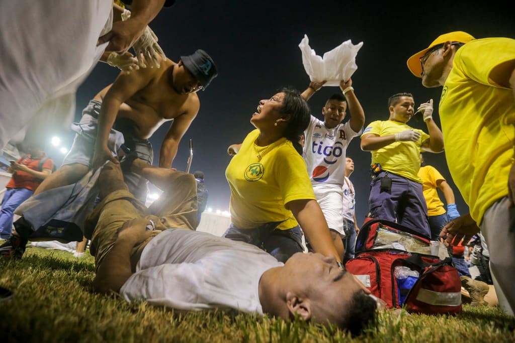 Al menos 12 muertos deja una estampida humana en un estadio de fútbol de El Salvador