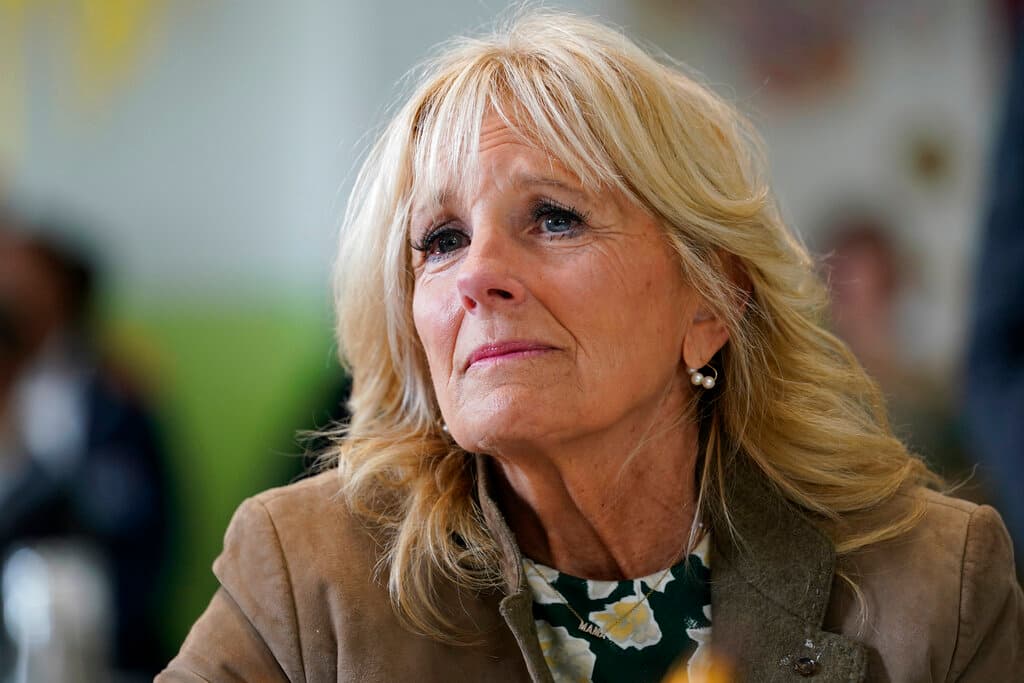 La primera dama Jill Biden tiene coronavirus