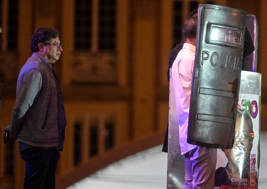 Petro, aclamado por centenares, dio su discurso en una tarima llena de escoltas detrás de dos escudos. Las amenazas persiguen a Petro en la recta final de una agitada campaña, donde décadas atrás líderes populares como 
<b>Jorge Eliécer Gaitán y Luis Carlos Galán fueron asesinados cuando tenían posibilidades reales de llegar al poder.</b>
<br>
<br>