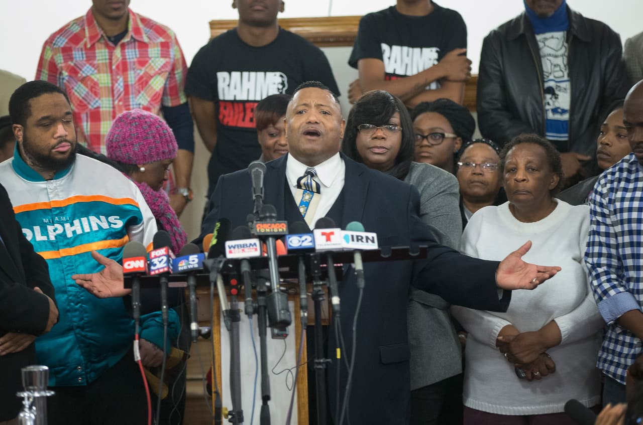 <b>11 de diciembre del 2015. </b>La familia de Laquan McDonald habla por primera vez del caso. El reverendo 
<b><a href="http://www.univision.com/chicago/wgbo/noticias/asesinatos/familia-de-laquan-mcdonald-habla-por-primera-vez-desde-que-se-dio-a-conocer-el-video" target="_blank">Marvin Hunter</a></b>, quien es tío abuelo de Laquan, agradeció a la gente por demandar justicia. También hizo un llamado a un cambio en la ciudad y en la nación.