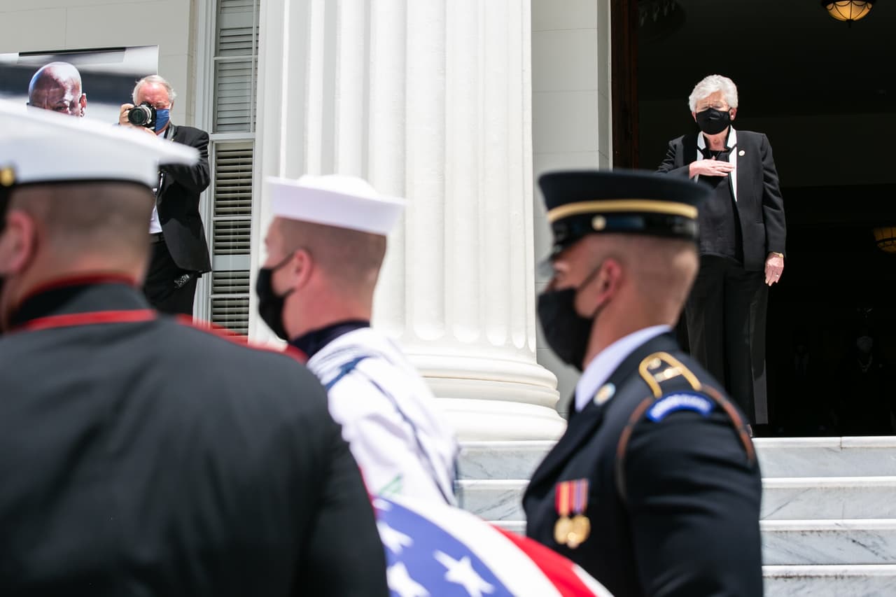 ✅ 
<b>Alabama |</b> FEMA anunció el 21 de agosto la aprobación del dinero a este estado. En la imagen, su gobernadora, la republicana Kay Ivey, en un evento el 26 de julio pasado.