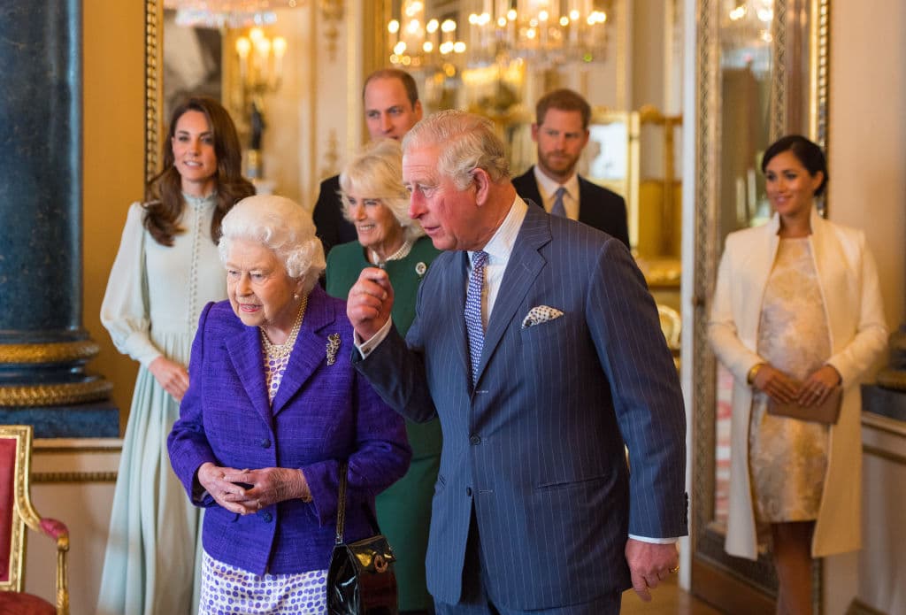 La reina Isabel II y el príncipe Carlos, con otros miembros de la familia real, asisten a una recepción con motivo del 50 aniversario de la investidura del príncipe de Gales en el Palacio de Buckingham en Londres el 5 de marzo de 2019.