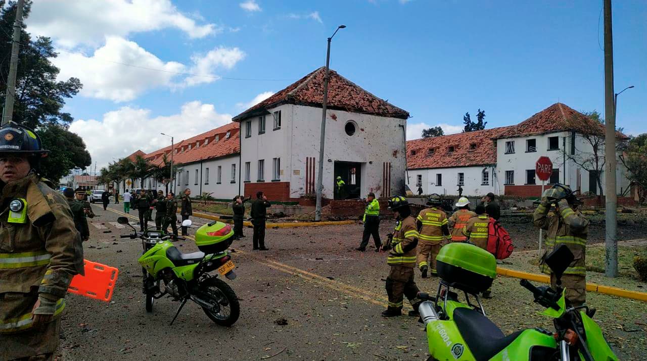 En la escuela de Cadetes de Policía General Santander, la principal del país, situada en el sur de Bogotá, este jueves 17 de enero 
<a href="https://www.univision.com/noticias/muertes/al-menos-8-muertos-tras-un-acto-terrorista-con-un-carrobomba-en-una-escuela-de-policia-de-bogota"><b>explotó un carro bomba dejando al menos ocho personas fallecidas</b></a> y al menos una veintena de heridos.
