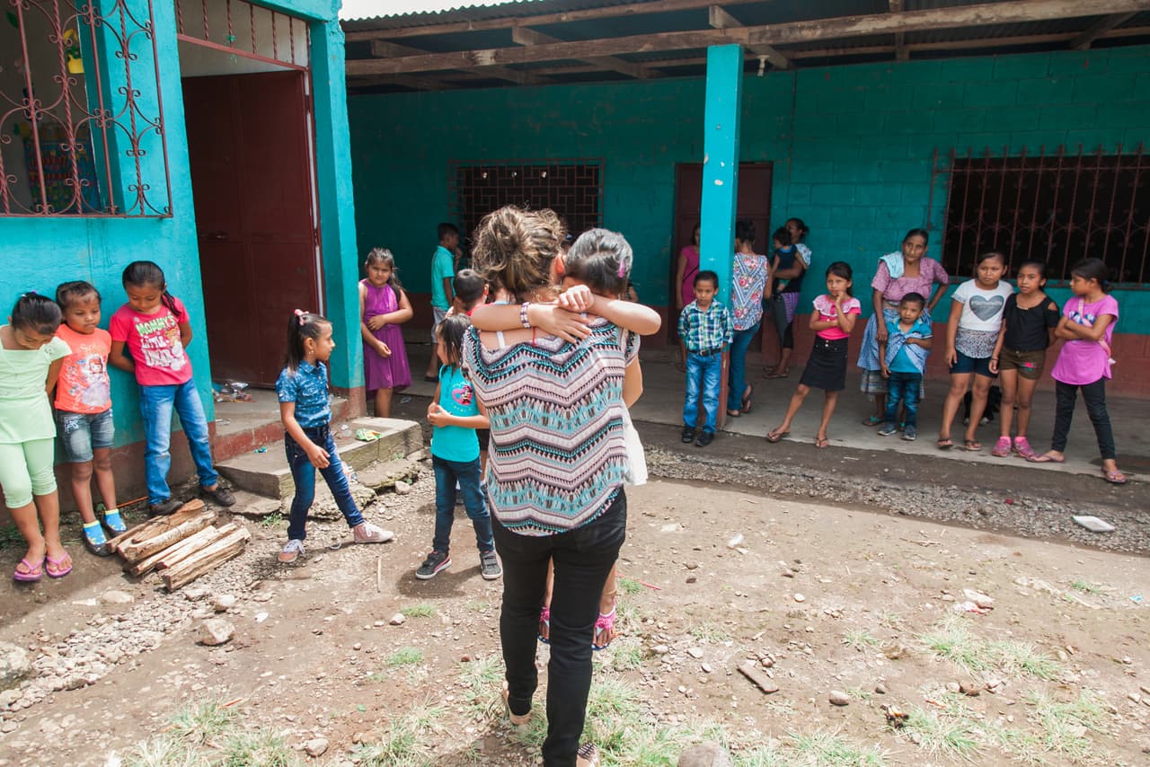 Al llegar a su colegio y ver a sus antiguos compañeros esperándola, Adayanci se escondió detrás de su madre y no quería entrar a la escuela. Una de sus profesoras, Corina, la cargó para meterla en la clase. La niña no quería hablar con sus los otros estudiantes y, aunque había compartido las aulas con ellos hacía unos meses, decía que no los conocía.
