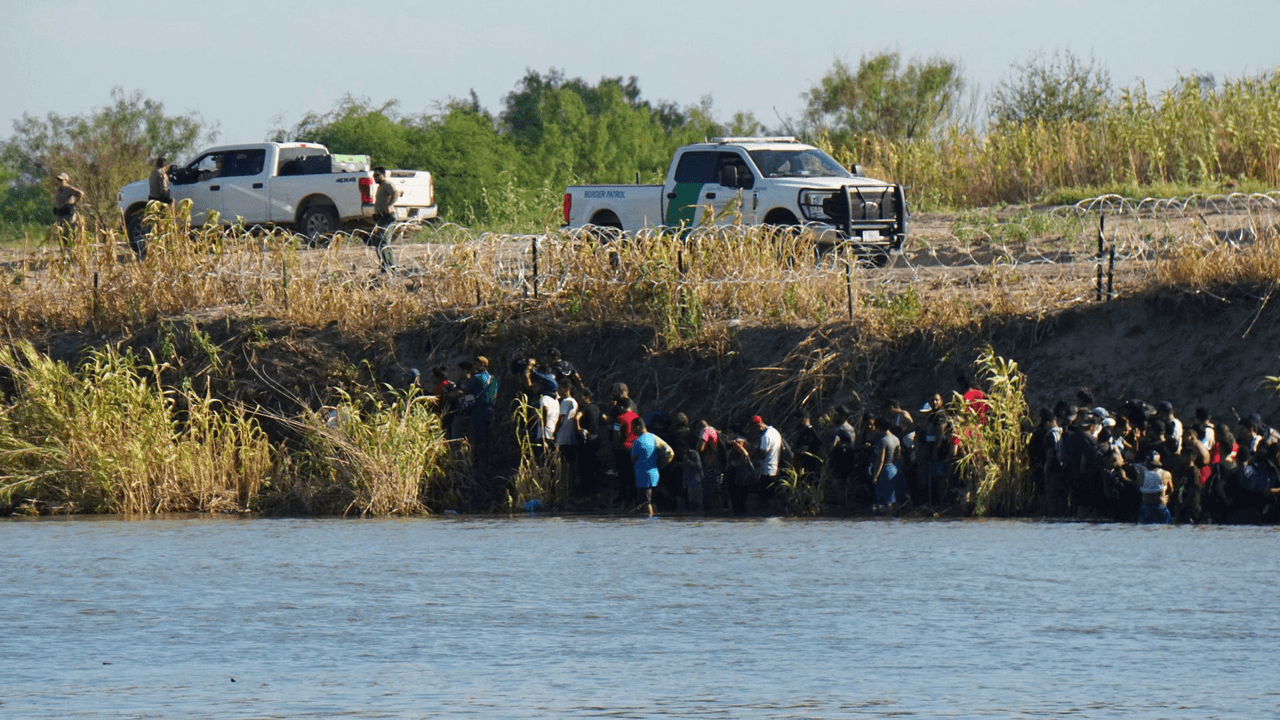 Este martes, 19 de septiembre, la Ciudad de Eagle Pass se declaró en estado de emergencia debido al drástico aumento en la llegadas de inmigrantes a la frontera. El Alcalde de esta Ciudad, Rolando Salinas Jr., también declaró un estado de desastre, el cual continuará activo al menos hasta el 26 de septiembre.