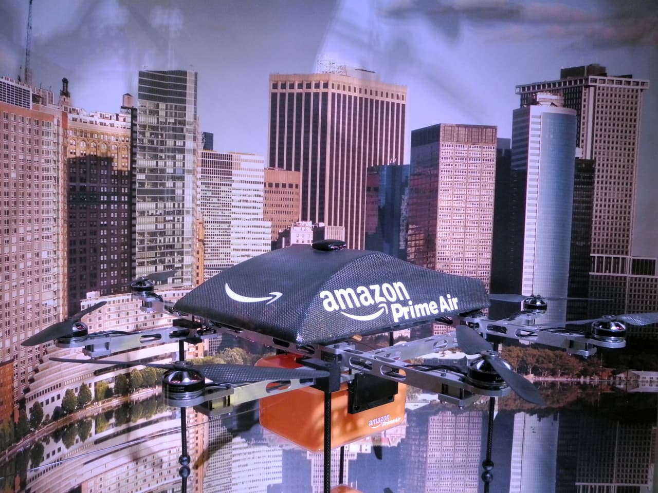 Un dron para entrega de paquetes de Amazon en una exhibición en Nueva York, en 2017. David Carbon, un exejecutivo de Boeing, se unió a Amazon y asumió el liderazgo de su programa de drones en marzo pasado. Dijo a 
<a href="https://www.cnn.com/2020/08/31/tech/amazon-drone-faa-approval/index.html" target="_blank">CNN</a> que la nueva certificación de la FAA es un "paso importante" para lograr las entregas aéreas.