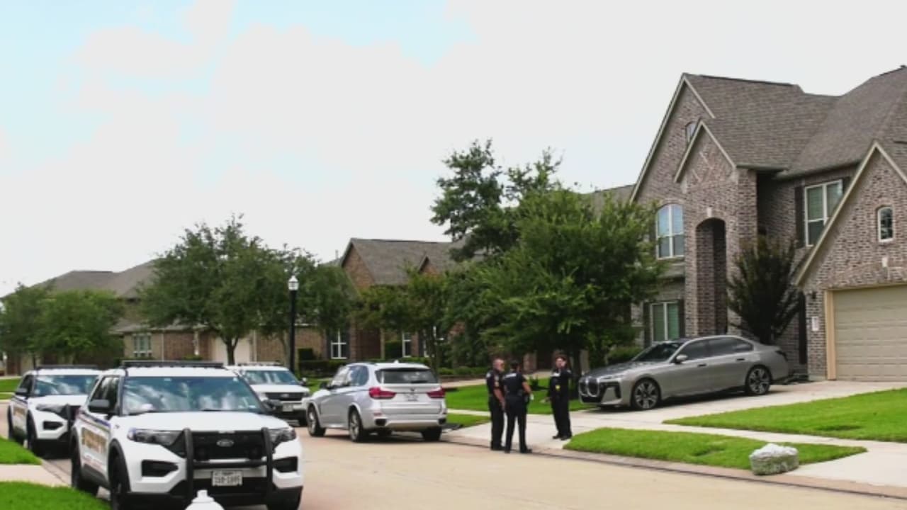 Niño de 2 años muere ahogado en la piscina de una casa en el noroeste de Houston