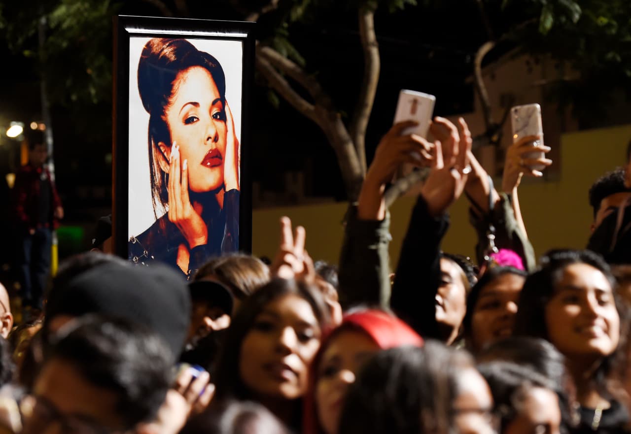 Hispano coloca gorra de Trump sobre estatua de Selena y desata una ola de críticas en redes sociales  