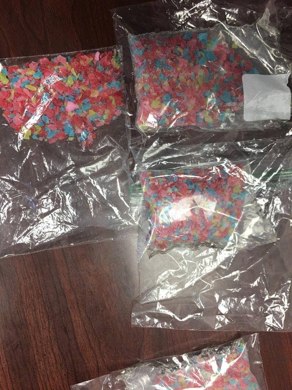 En redes sociales, las autoridades publicaron fotos de lo que parecen ser dulces de colores.