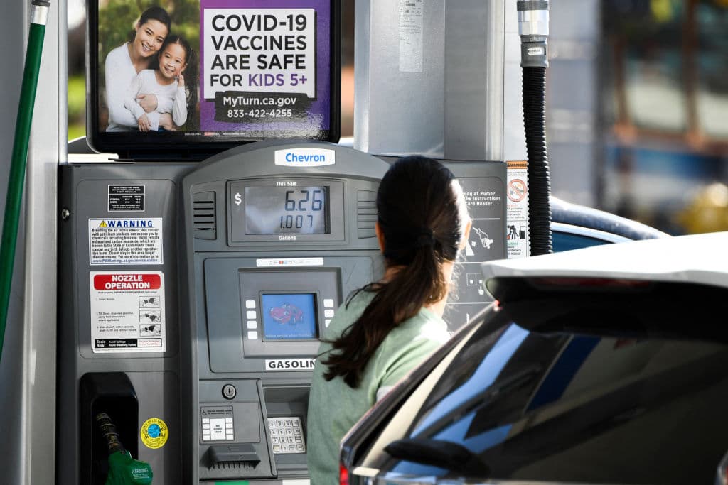 Y aunque dicen que en NY algunas gasolineras superan los $5 en precio, en la Citgo de Manhattan (4880 Broadway), la tienen en $4.35, y en la BP de ese distrito (800 St Nicholas Ave), a $4.37. Por citar solo unos ejemplos.