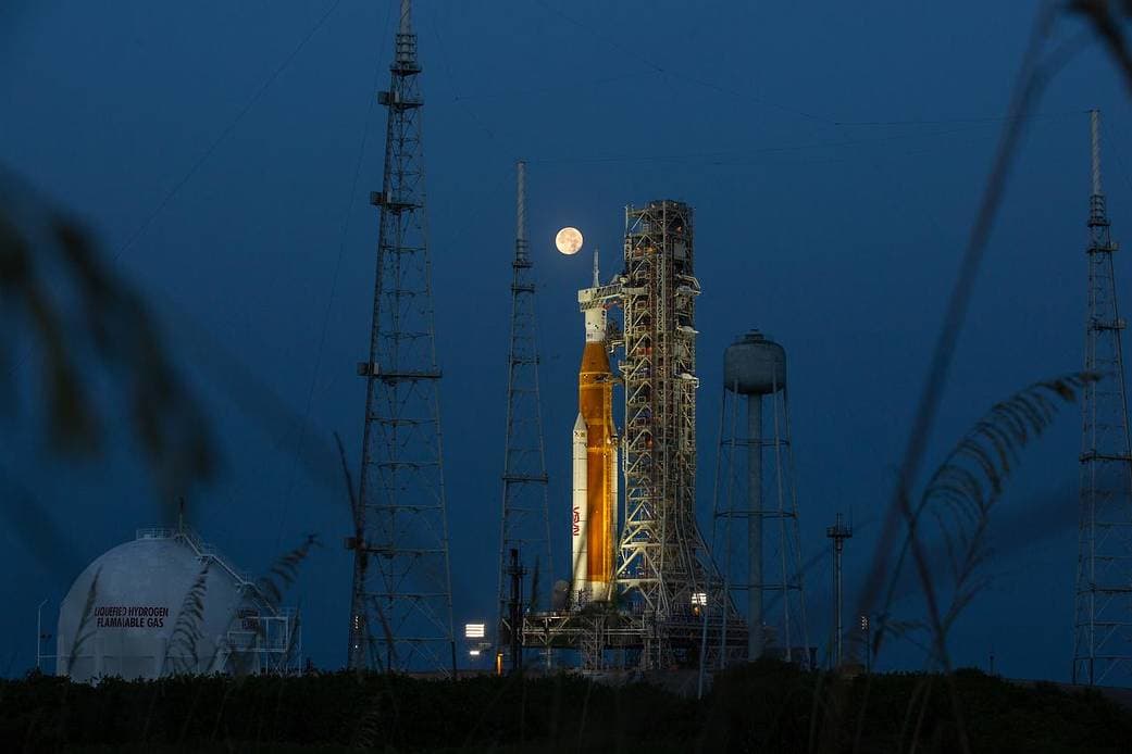 En la 
<a href="https://www.univision.com/local/orlando-wven/nasa-pospone-lanzamiento-artemis">primera fase de la misión, la Artemis I</a>, no habrá aterrizaje en la superficie lunar pero el viaje es 
<b>lo más lejos en el espacio que se ha aventurado nunca </b>un vehículo diseñado para ser tripulado por humanos. Esta primera misión preparará el terreno para las siguientes dos del programa Artemis, en las que si está previsto el regreso de astronautas estadounidenses a la Luna.