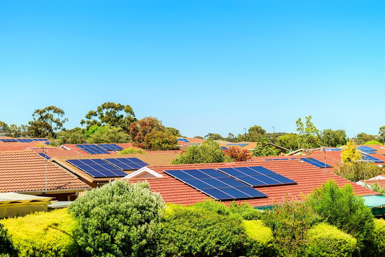 <b>Puesto 7. Australia</b>
<br>
<br>Total de la producción mundial: 2.5%.
<br>
<br>Capacidad instalada: 17,627 megavatios.
<br>
<br>Vatios por habitante: 637.
<br>
<br>Aunque Australia alberga una fracción de la capacidad solar de China, encabeza la cantidad de vatios por habitante debido a la densidad de su población, relativamente baja (26 millones).
<br>
<br>Oceanía recibe la mayor cantidad de radiación solar de todos los continentes y más del 30% de los hogares australianos tienen sistemas fotovoltaicos solares en los tejados.
<br>