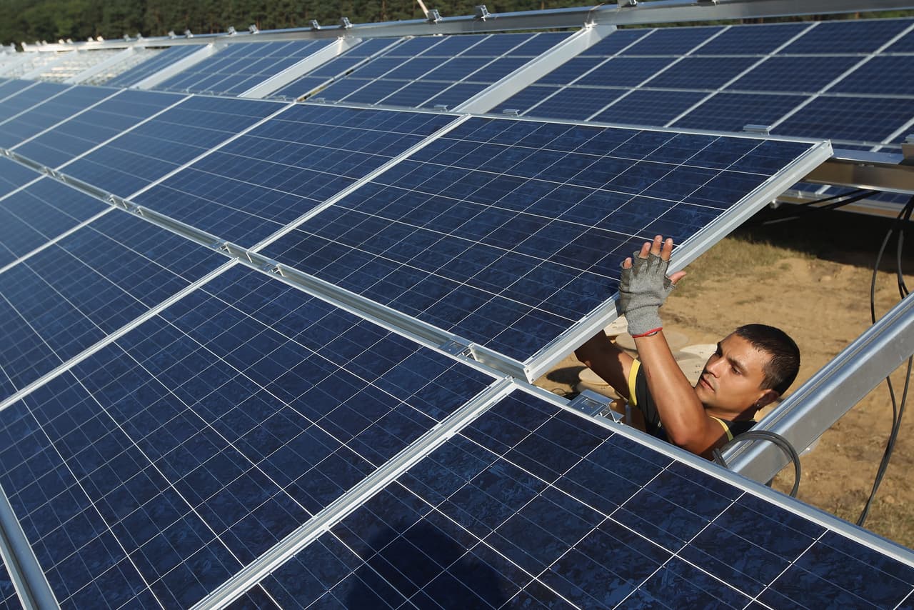 <b>7. Paneles solares</b>
<br>De acuerdo con el Departamento de Energía de EE. UU., se puede reclamar el Crédito de Propiedad de Eficiencia Energética Residencial para equipos solares, eólicos y geotérmicos tanto en la residencia principal como en una segunda casa.