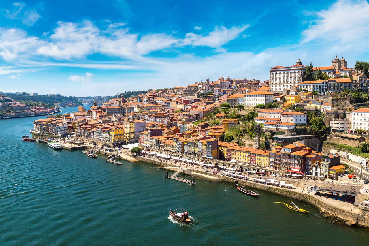 <h3 class="cms-H3-H3">Portugal </h3>
<br>
<br>Así, más allá de generar un análisis cuantitativo, el enfoque primordial es ser una certera guía para quienes buscan un nuevo comienzo en otro país, al plantearles un panorama sobre algunas de las preocupaciones más importanes que tienen como vivienda, idioma, burocracia y la vida digital.