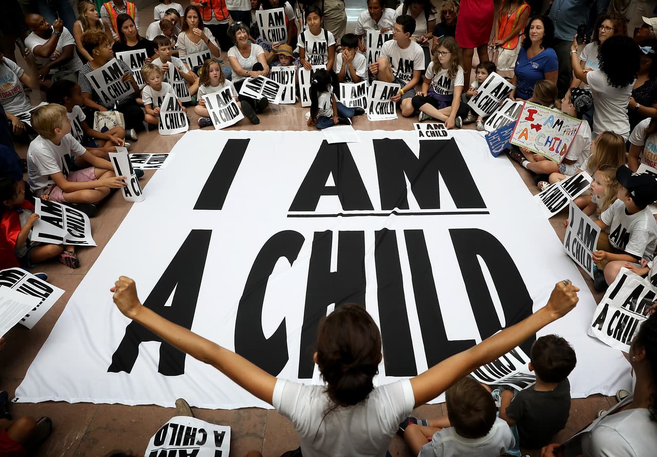 Juez ordena al gobierno de Trump proveer atención en salud mental a familias separadas por la política de 'tolerancia cero'