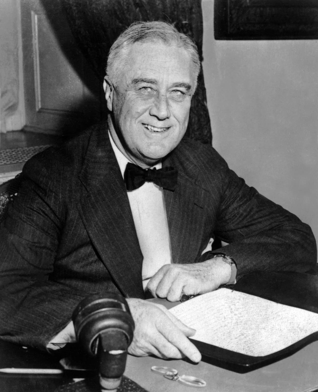 Franklin D. Roosevelt (1882–1945) 
<a href="http://kids.nationalgeographic.com/explore/history/presidential-fun-facts/">fue el primer presidente en viajar en avión</a> y el que más ha estado en el poder, con tres periodos consecutivos. Fue senador muy joven, pero sufrió de polio y su carrera política se vio interrumpida. Muchos pensaron que se trataba de su fin, pero sorprendió de un momento a otro con una campaña para ser gobernador de Nueva York y ganó por un amplio margen. Tuvo un romance con la secretaria de la primera dama, 
<a href="https://en.wikipedia.org/w/index.php?title=Lucy_Mercer_Rutherfurd&action=edit&redlink=1">Lucy Mercer Rutherfurd.</a> Su esposa le pidió el divorcio, pero su suegra, Sarah Roosevelt, millonaria y controladora, hizo todo lo posible para mantener el matrimonio y la carrera política de su hijo a flote, al punto de pagarle una casa aparte a la primera dama, 
<a href="https://es.wikipedia.org/wiki/Eleanor_Roosevelt">Eleanor,</a> para ayudarlos a mantener las apariencias de un matrimonio feliz. Roosevelt fue el presidente de las obras públicas: carreteras, escuelas y presas fueron construidas en su mandato para generar empleo y sacar al país de la crisis. Su plan se llamó el New Deal, que tuvo acciones específicas para cuidar a la población, con reformas al sistema bancario y leyes sindicales. Además, preparó al país para la inminente entrada a la segunda guerra mundial. Cuando ocurrió el ataque a Pearl Harbor, el país ya estaba con una política de rearme, economía de guerra y relaciones diplomáticas avanzadas con Rusia.