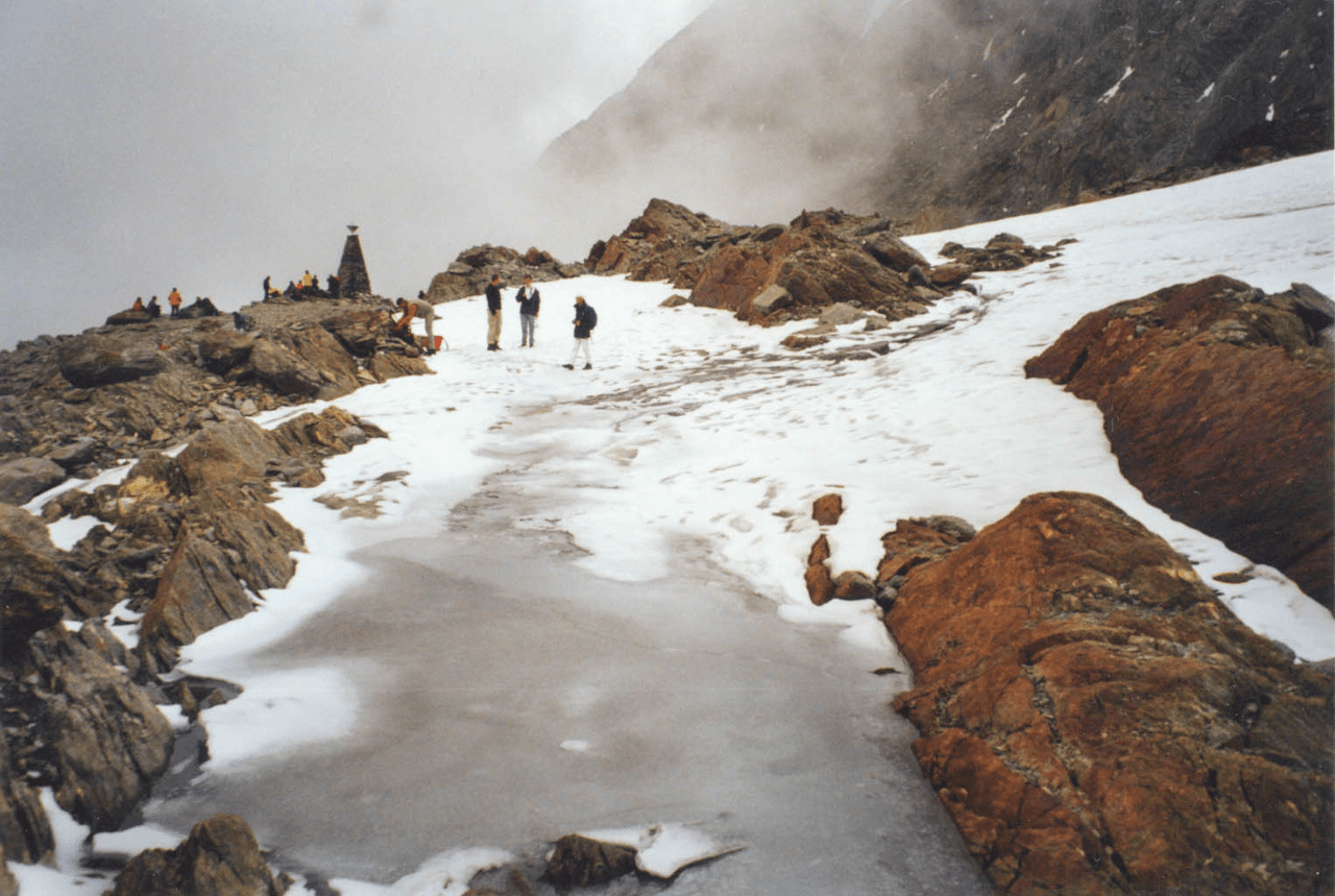 El '
<a href="https://www.univision.com/noticias/ciencia/el-hombre-de-hielo-murio-mientras-huia-un-musgo-revela-los-momentos-finales-de-la-momia-de-5-000-anos">Hombre de Hielo</a>' fue llamado Ötzi porque fue encontrado en los Alpes de Otztal del Tirol del Sur.
