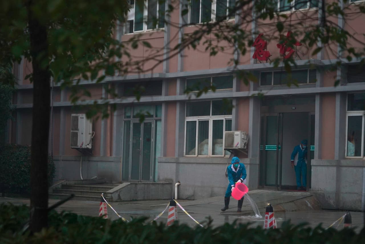 Trabajadores del Centro de Tratamiento Médico de Wuhan desinfectan la entrada del centro. Muchos coronavirus pueden propagarse a través de la tos o los estornudos, o por tocar a una persona enferma.