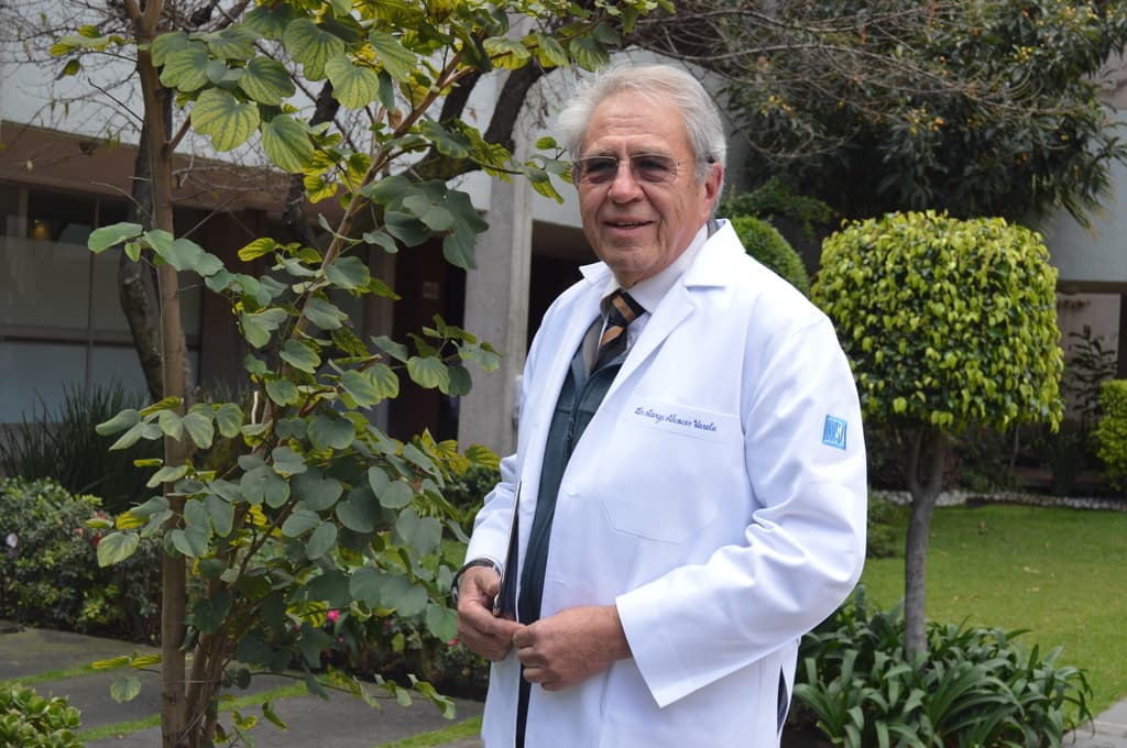 <b>SECRETARÍA DE SALUD:</b> La secretaría de Salud será conducida por el doctor 
<b>Jorge Alcocer Varela</b>. Se tituló con Mención Honorífica como Médico Cirujano en la UNAM y es especialista en reumatología y en inmunología clínica en el Instituto Nacional de la Nutrición. Alcocer asegura que la salud no se privatizará y que el sistema tendrá un mecanismo que garantice a todos el acceso a la atención clínica y medicamentos.
