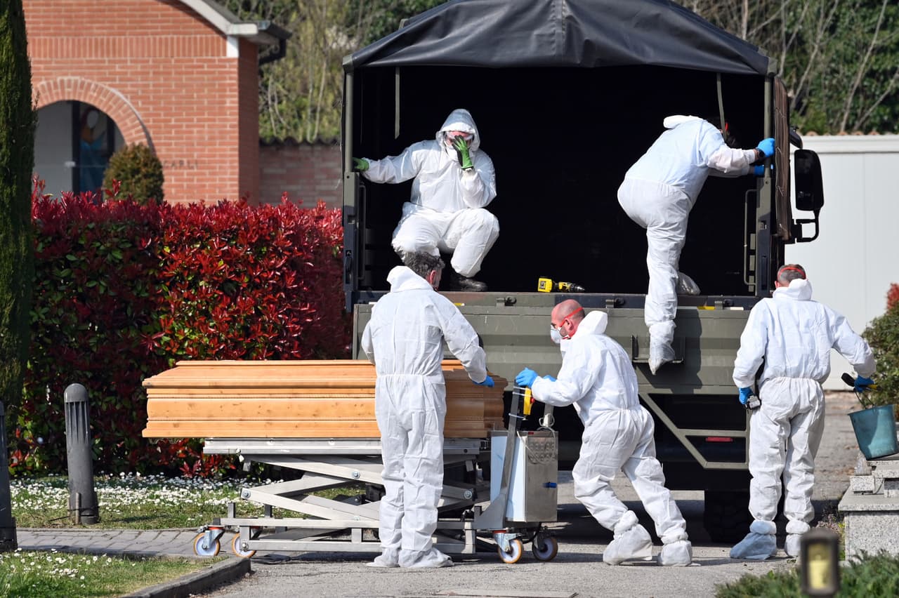 <b>Un país rebasado por la tragedia (21 de marzo).</b> Decenas de ataúdes con víctimas del coronavirus fueron descargados en el cementerio de Ferrara, en el norte de Italia. Fueron enviados desde Bérgamo, epicentro del brote de coronavirus en la región. La morgue de esa ciudad alcanzó su capacidad máxima y los cuerpos de algunos fallecidos por el covid-19 fueron trasladadas a otras ciudades.