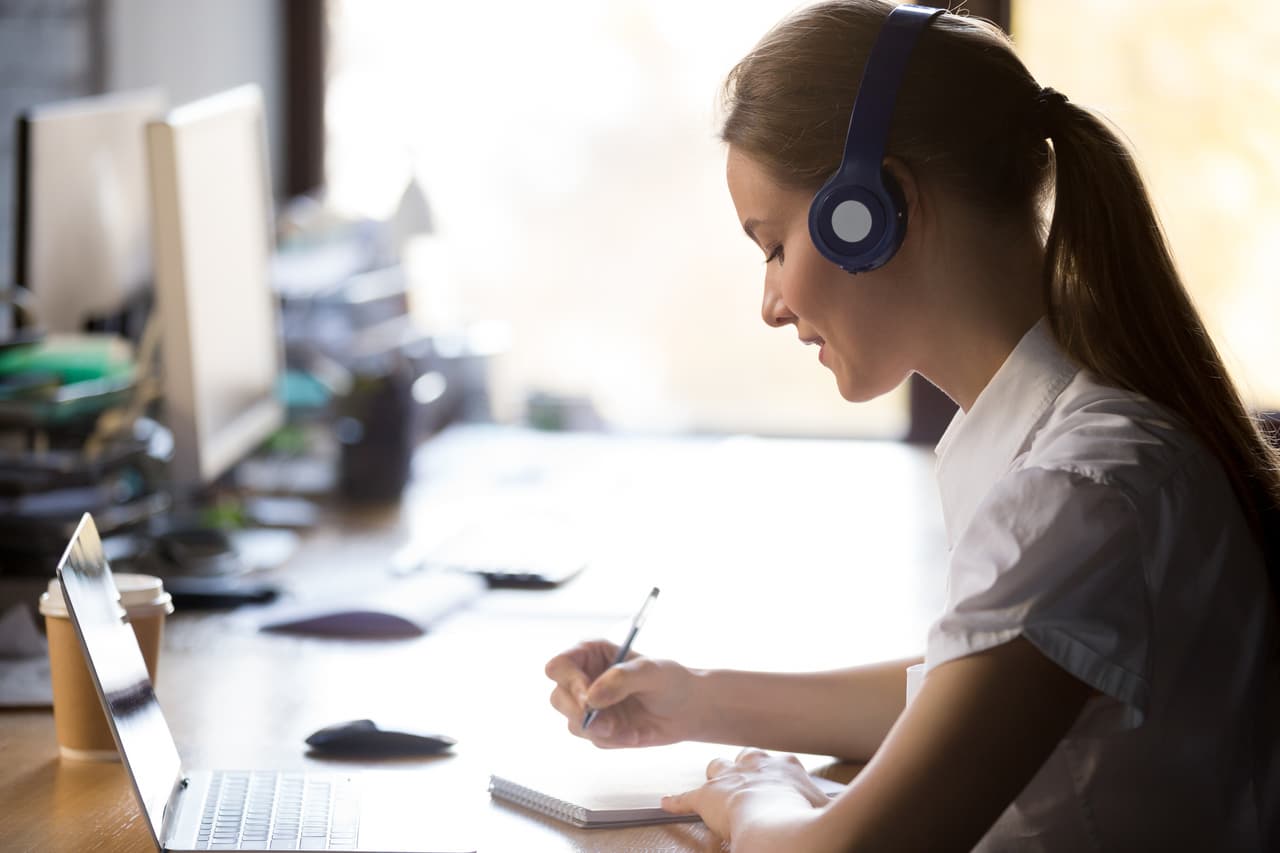 <h3 class="cms-H3-H3">14. Traduzca llamadas telefónicas</h3>
<br>
<br>Otra opción si usted domina dos o más idiomas es convertirse en un traductor de llamadas telefónicas. Se trata de un servicio que necesitan varias compañías: el pago es de unos $20 por hora. De acuerdo con su grado de experiencia, puede incluso hacer de esto un trabajo de tiempo completo. El sueldo se calcula en $60,000 al año. 
<br>