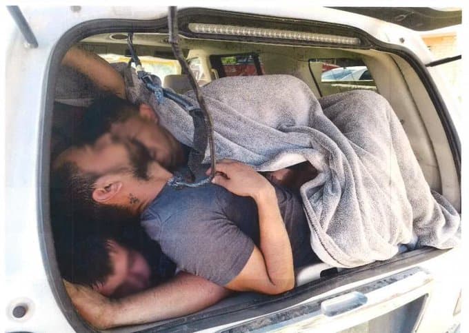 Un total de 34 inmigrantes fueron metidos en el interior de dos camionetas SUV a finales de julio, cerca de Douglas, en el estado de Arizona. Mientras los oficiales fronterizos descubrían que 18 mexicanos indocumentados viajaban hacinados en una Toyota Tundra con reporte de robo, notaron que pasó por la misma carretera otro auto sospechoso, una camioneta Lincoln Navigator. Al revisarla localizaron a otras 16 personas que habían cruzado ilegalmente hacia Estados Unidos.