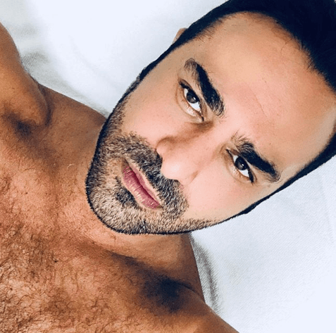 Constantemente el actor de 49 años consiente a sus fans con distintas ‘selfies’ donde destaca su belleza natural.
<br>