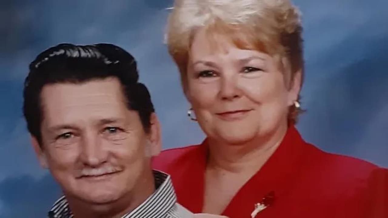 <h2 class="cms-H2-H2">Casados 50 años y murieron abrazados</h2>
<br>
<h3 class="cms-H3-H3">Carolina del Norte</h3>
<br>
<br>Jerry y Marcia Savage se casaron hace más de 50 años jurando amarse hasta que la muerte los separara. Y el amor entre ambos fue tan grande que cuando 
<b><a href="https://www.univision.com/noticias/fenomenos-naturales/huracan-helene-tormenta-perfecta-cifras-estados-devastacion-generalizada-sureste-eeuu" target="_blank">el huracán Helene</a></b> derribó un árbol sobre su habitación, perdieron la vida, abrazados, en el mismo instante.
<br>
<br>Sus hijos y nietos están seguros de que 
<b>ni la muerte pudo interpornerse entre el electricista y la cajera de banco</b>, ambos 
<b>retirados, de 78 y 74 años</b> respectivamente.
<br>
<br>
<i><a href="https://www.univision.com/local/north-carolina-wuvc/el-abrazo-de-marcia-y-jerry-savage-que-impidio-a-helene-separarlos-en-su-muerte-en-carolina-del-sur">Mira aquí la historia completa.</a></i>